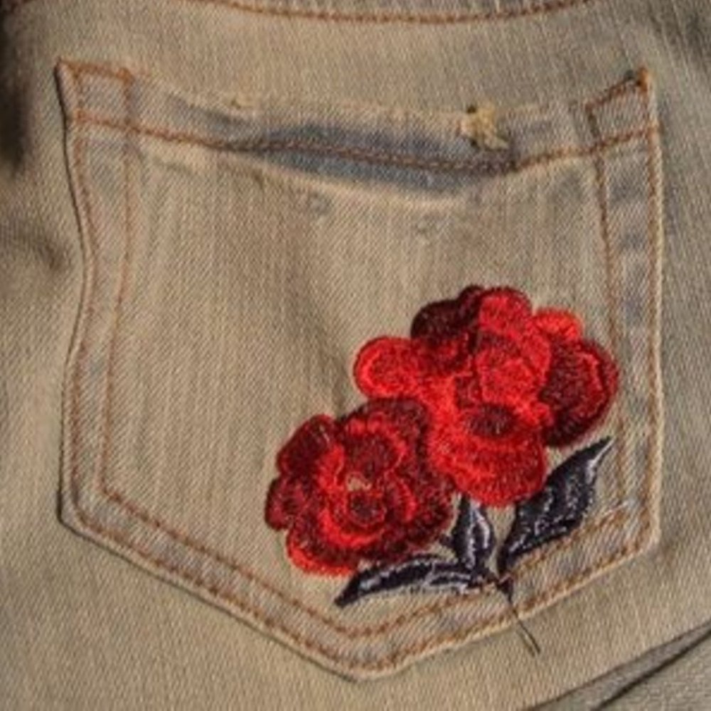 Almost Famous Rose Embroidered Jeans Size 5 - Picture 2 of 2